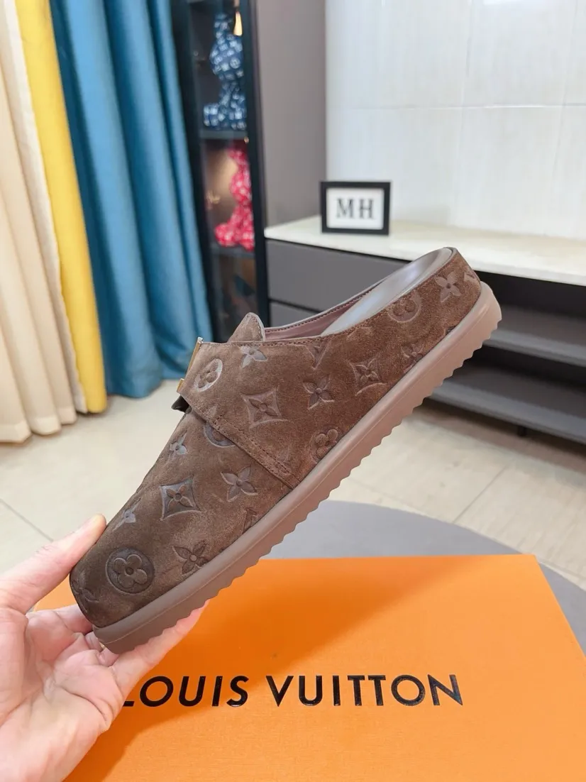 Men's Men's Shoes 💰400🌸🌸🌸🌸LV Easy 2025 new men's casual sandals and slippers, made of suede cow leather, with Monogram pattern to highlight the trendy style. Adjustable straps illuminated with LV letters, while a resilient insole and micro outsole provide lightweight comfort. Made of suede cow leather with embossed Monogram pattern and brand element metal hardware✅Adjustable straps➕Tough insole‼ ️Micro outsole. Comfortable and easy to wear‼ ️ size：38-45